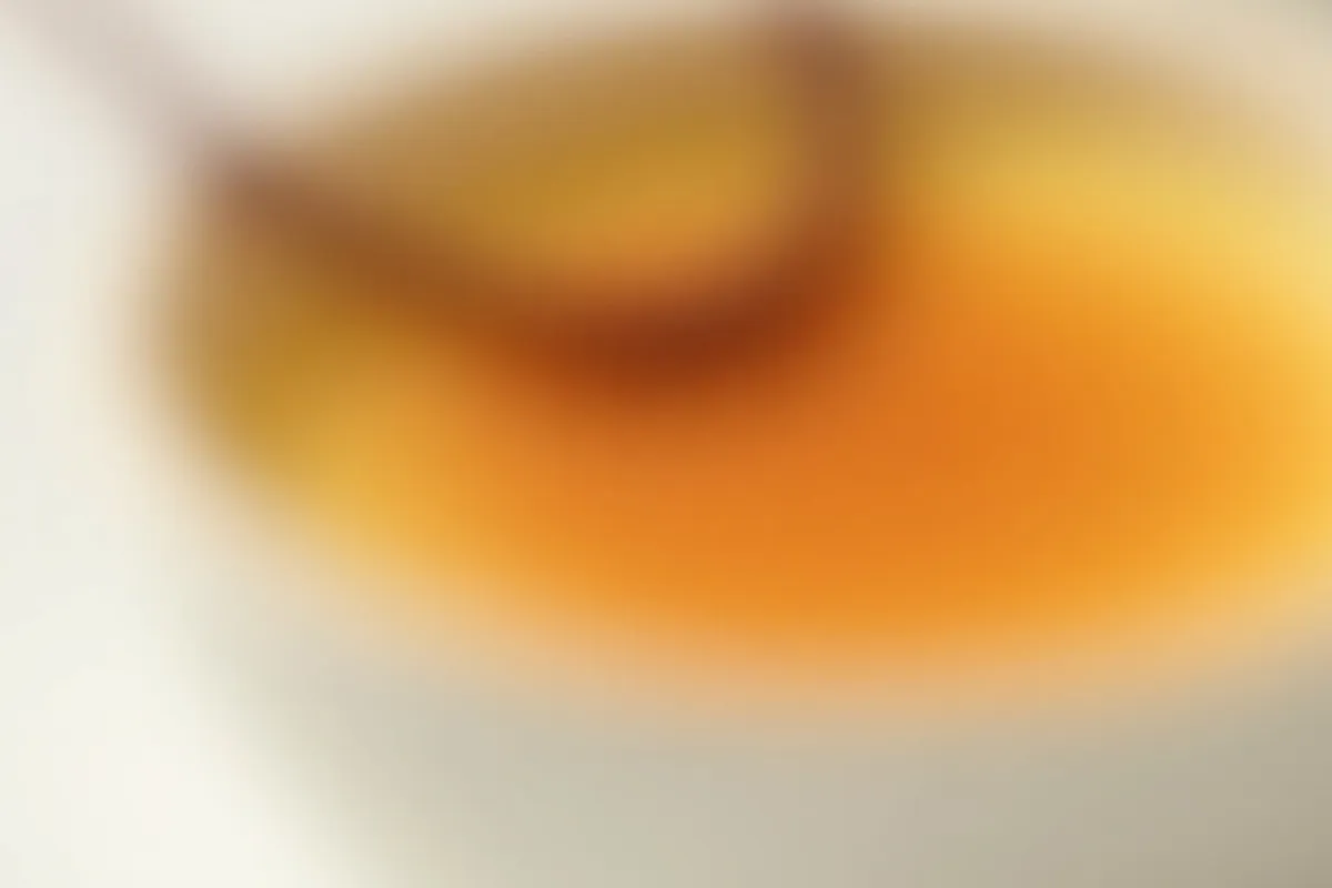 Detalhe do preparo de crème brûlée com luz natural
