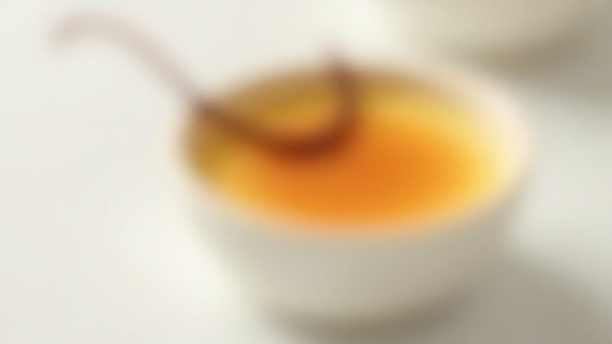 Crème brûlée gourmet finalizado em prato elegante